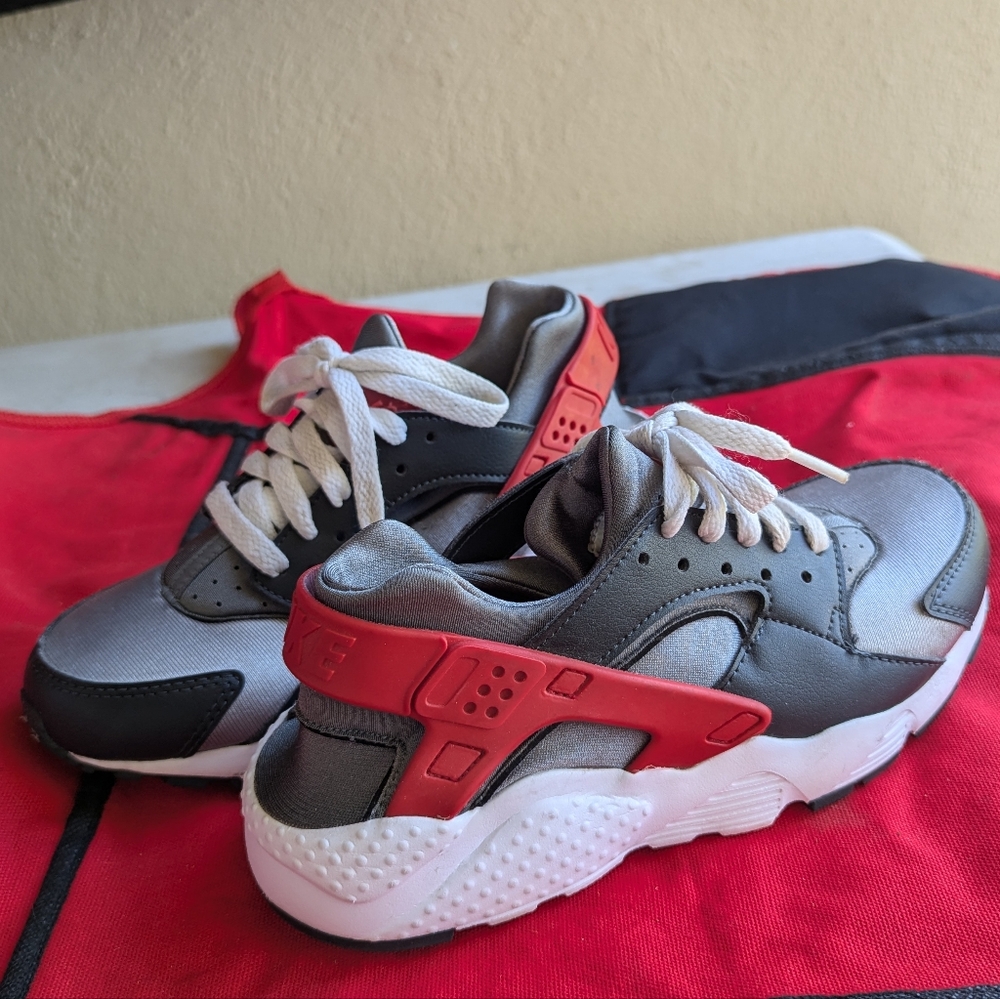 Nike Huaraches 5.5y new